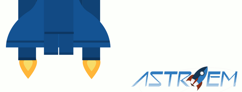 Fundo branco, na esquerda se pode ver a parte inferior de um foguete descolando, enquanto na direita há o nome ASTROEM com um foguete no lugar da letra ó.