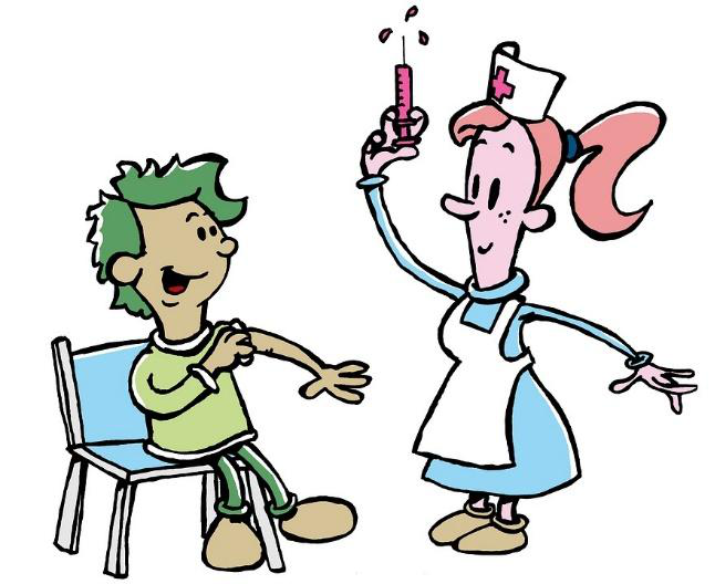 Desenho que mostra à direita uma enfermeira de vestido azul e avental com uma seringa com um líquido vermelho na mão e três gotas saindo da ponta da agulha. à esquerda há um menino vestido de verde sentado em uma cadeira. O homem está levantando a manga esquerda da camiseta, mostrando o braço onde vai tomar a injeção.