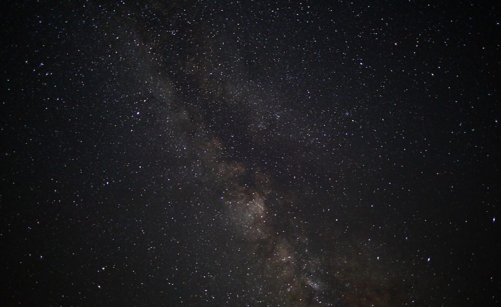 Via-Láctea vista do oeste do estado da Virginia, Estados Unidos. Vemos muitas estrelas com um rastro claro cortando o céu noturno.