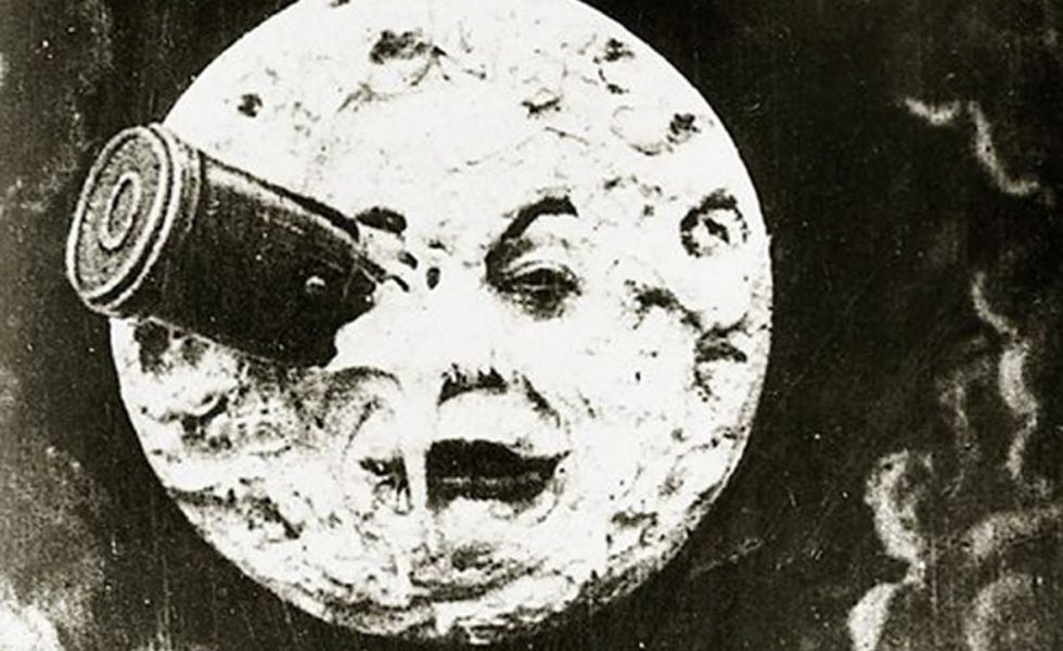 Imagem da Lua do filme Le Voyage dans la lune (Viagem à Lua), do diretor Georges Méliès. Em preto e branco é possível ver a Lua com um rosto e um projétil encravado em seu olho direito.
