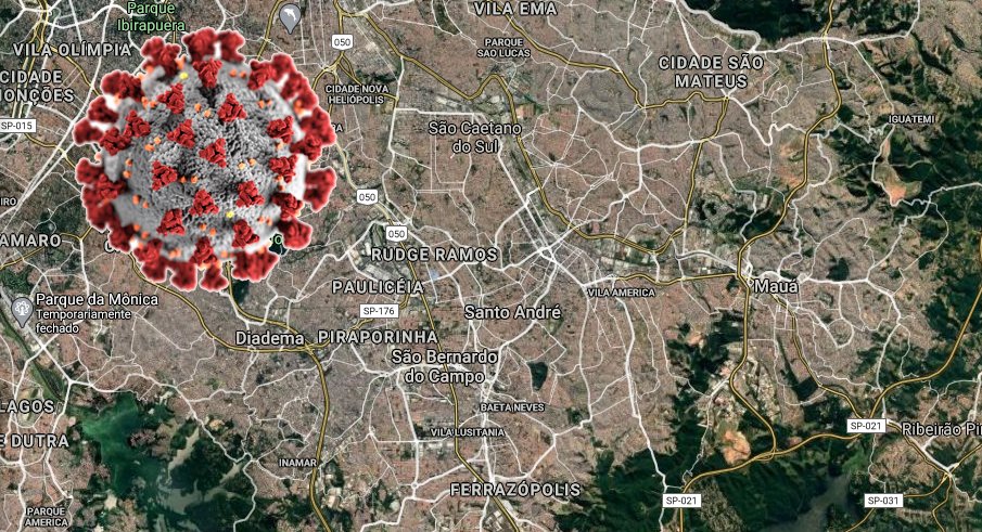 Mapa por satélite do ABC Paulista, focado nas cidades de Santo André, São Bernardo do Campo e São Caetano do Sul, com uma ilustração representando o SARS-CoV-2 no canto esquerdo superior.