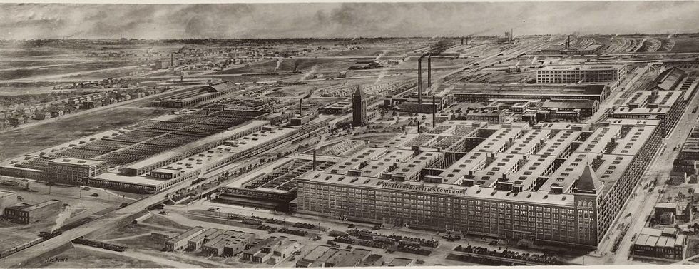 Foto em preto e branco da fábrica.