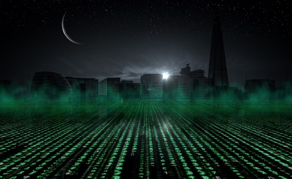 A imagem mostra um céu noturno estrelado com a Lua à esquerda e uma cidade completamente escura, com exceção de um ponto de luz ao centro. Saindo da cidade há uma neblina esverdeada e um grande número de caracteres hexadecimais em um verde luminoso.