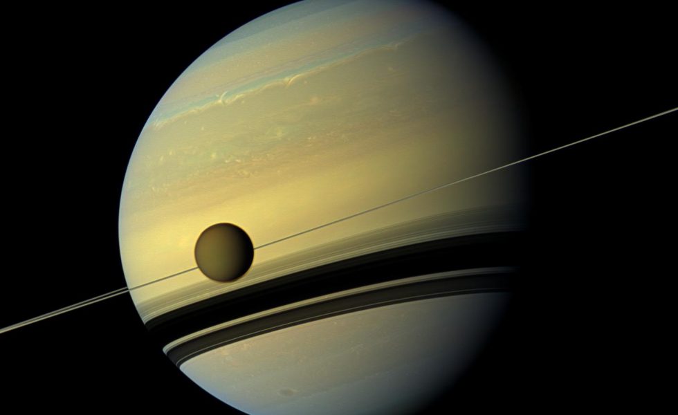 Imagem obtida pela Cassini em 6 de Maio de 2012 a uma distância de aproximadamente 800 mil quilômetros. Nela é possível ver Saturno, seus anéis e seu principal satélite natural, Titã. O fundo da imagem é preto e o planeta tem tons de marrom amarelado.
