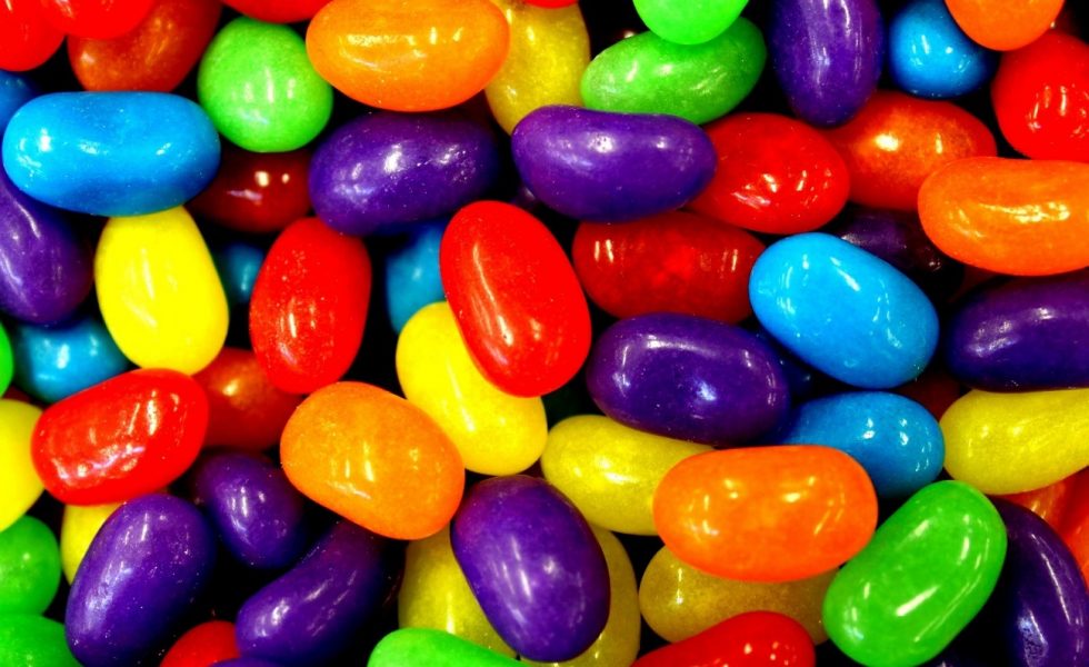 A imagem mostra uma porção de jujubas de cores variadas.