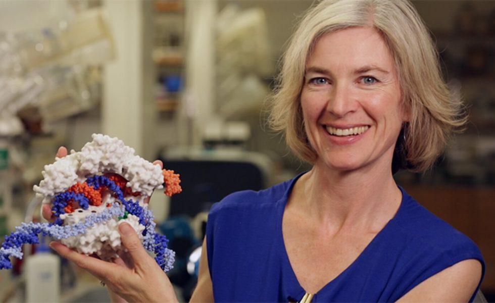 Imagem da bioquímica Jennifer Doudna segurando um modelo de CRISPR-Cas9.