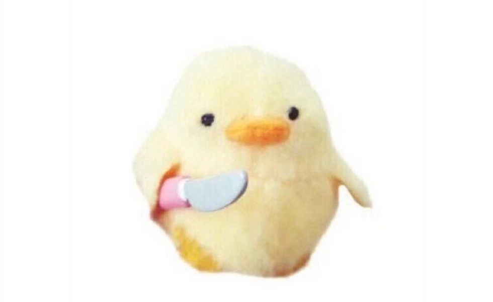 Pelúcia do meme "chick with knife", com um pato fofo segurando uma faca.