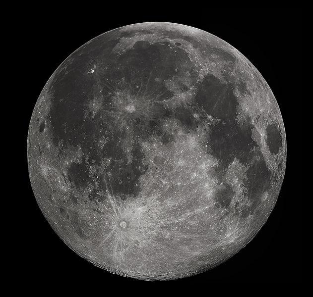 Lua Cheia, com boa visibilidade de crateras, alternando entre tons brancos e cinzas, contra um céu totalmente escuro.