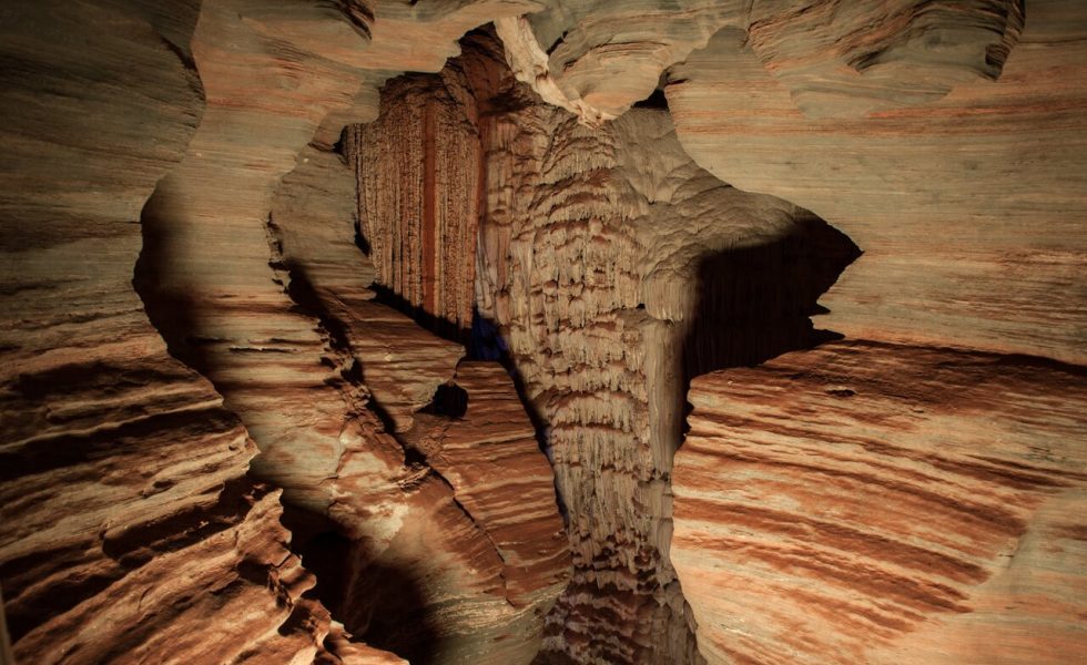 Fotografia do interior da gruta da Lapinha, localizada no Parque do Sumidouro em Lagoa Santa, MG.