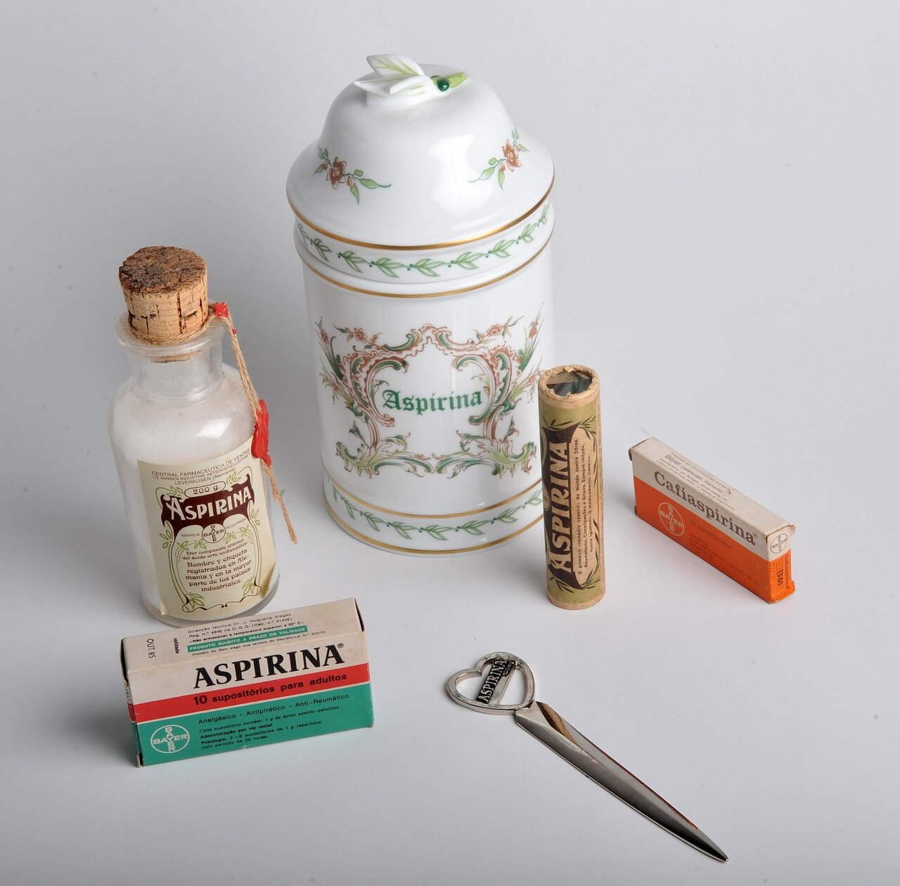 embalagens antigas aspirina - (Português do Brasil) Você sabe qual foi o primeiro fármaco a ser comercializado no mundo? (V.5, N.3, P.1, 2022)