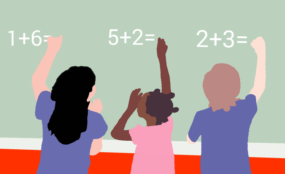 três crianças resolvendo operações: 1+6, 5+2, 2+3, respectivamente, na lousa.