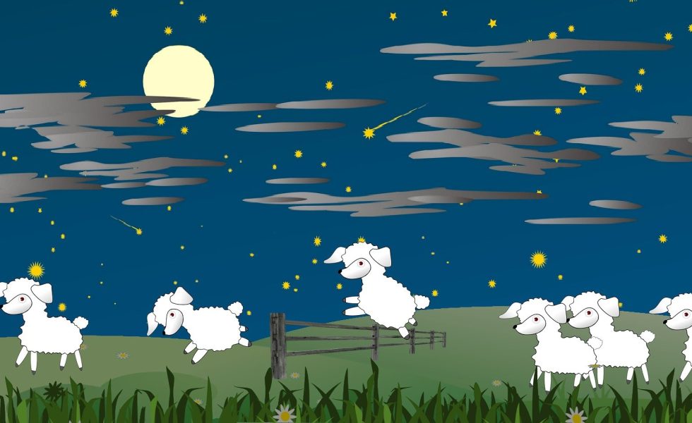 #acessibilidade: desenho de um campo coberto por grama, céu noturno estrelado com algumas nuvens e a lua cheia por trás. Cerca de madeira ao centro, se projetando para o fundo, enquanto carneiros pulam sobre ela.