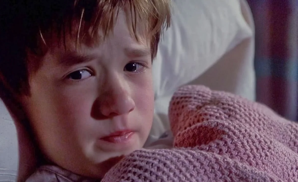 Cena do filme O Sexto Sentido (1999) onde Cole Sear (interpretado por Haley Joel Osment), deitado na cama, diz “Eu vejo pessoas mortas”