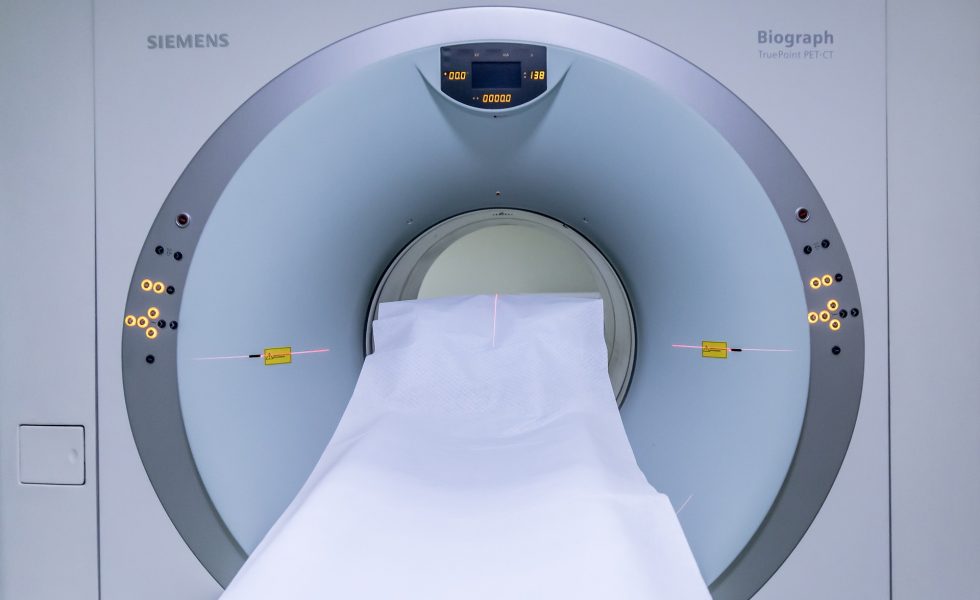 imagem do aparelho usado para a ressonância magnética em hospitais.