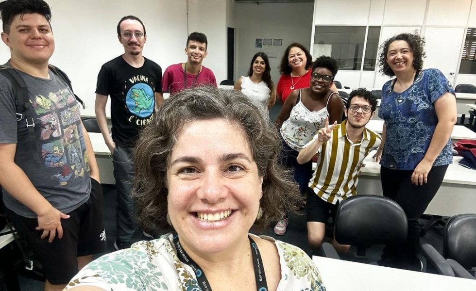 Imagem (selfie) com oito pessoas, fazendo parte dela a orientadora, membros e voluntários do Guia dos Entusiastas da Ciência.