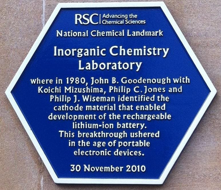 Placa da Royal Society of Chemistry reconhecendo Laboratorio de Quimica Inorganica da Universidade de Oxford - Goodenough, o explorador: do magnetismo às baterias (V.6, N.7, P.1, 2023)