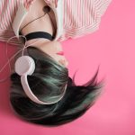 menina com fone de ouvido fundo rosa 150x150 - (Português do Brasil) O que são estas vozes na minha cabeça? (V.6, N.11, P.4, 2023)