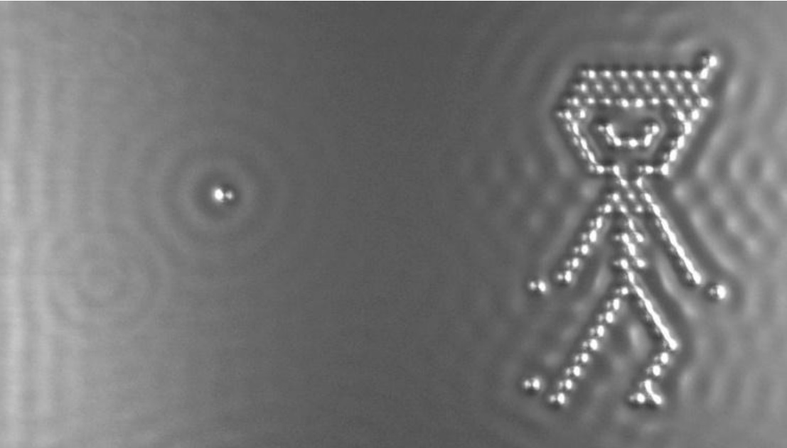 quadro do filme em stop motion a boy and his atom - Como eu sei que moléculas existem? Do microscópio de tunelamento até a afinidade química (V.6, N.10, P.5, 2023)