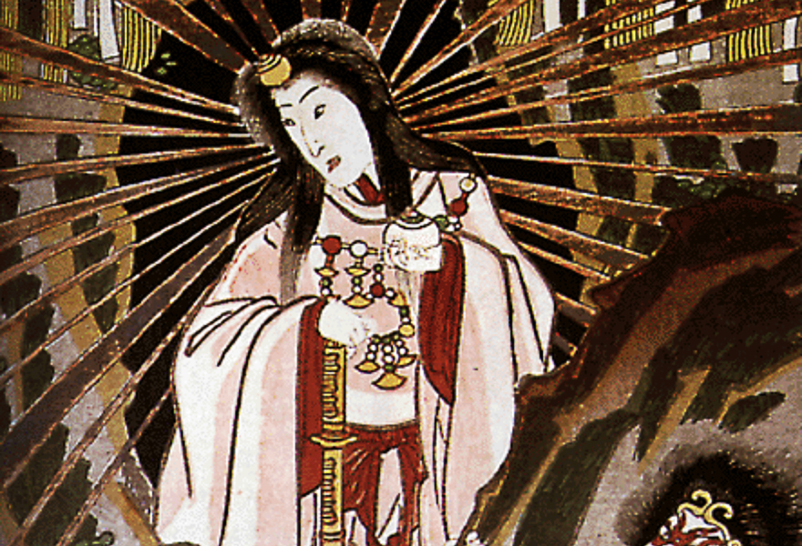 Imagem da deusa do Sol na religião xintoísta, Amaterasu. Mostra uma mulher japonesa, trajando quimono e usando um colar de pedras preciosas. Ela segura uma espada na mão direita. Há várias listas concêntricas, saindo de sua cabeça, numa alusão aos raios solares.