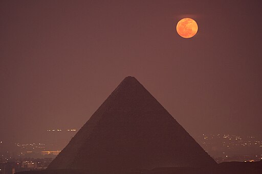 512px Pyramid with Moon - (Português do Brasil) Muongrafia: Explorando pirâmides com partículas! (V.7, N.12, P.1, 2024)