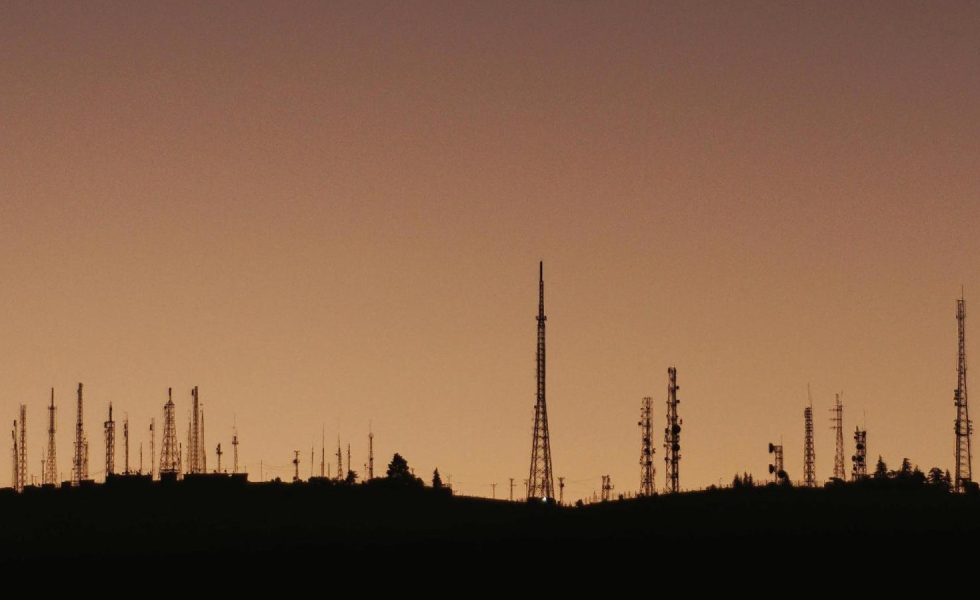 torresinal 980x600 - (Português do Brasil) Como o Mundo se Comunica Sem Fio (V.8, N.12, P.2, 2025)